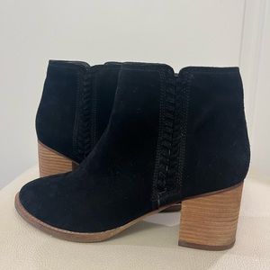 - Blondo Nina Black Waterproof Leather Suede Ankle Bootie’s Size 9